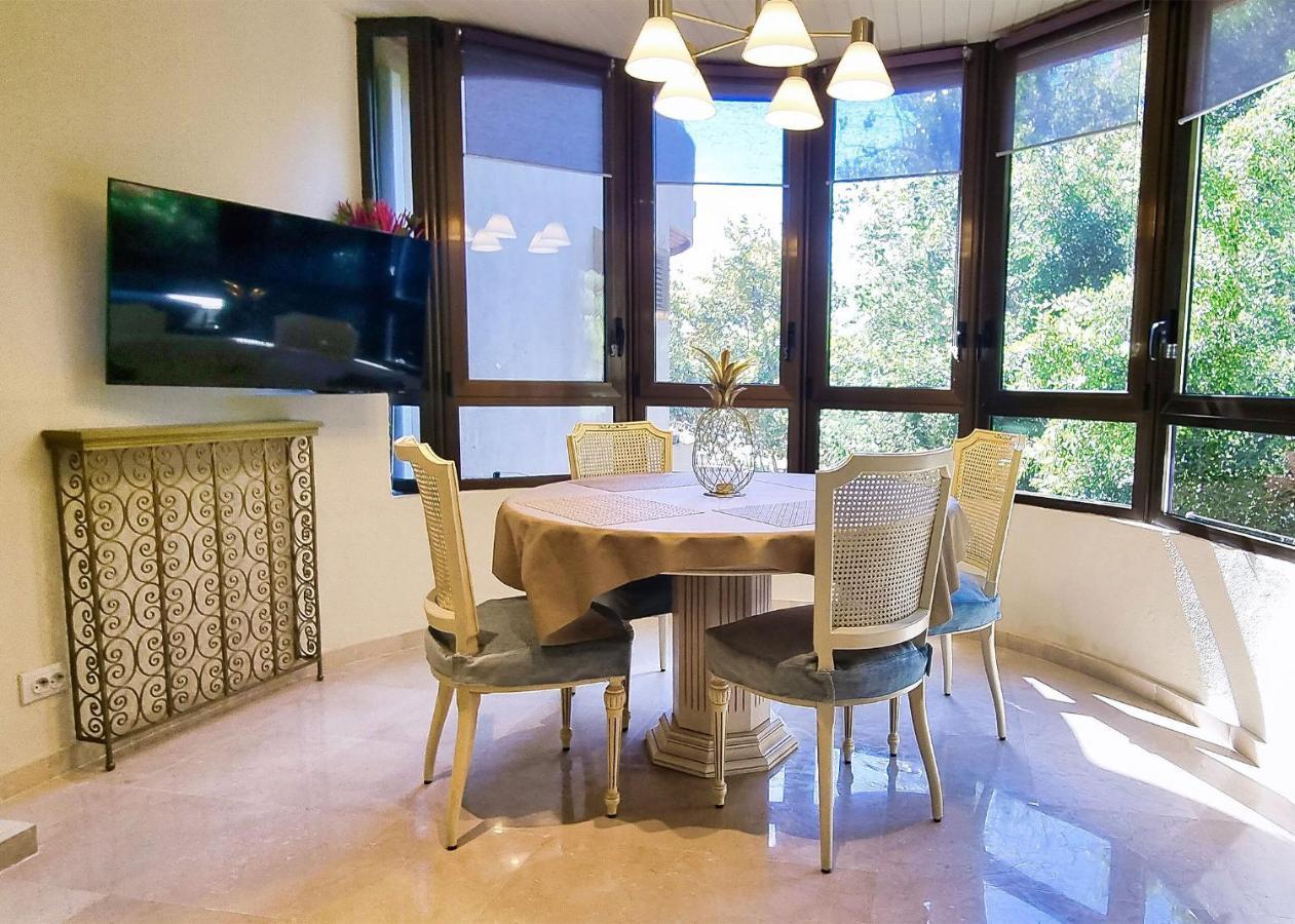 Spacious Renovated 1-bedroom In Center With Free Parking