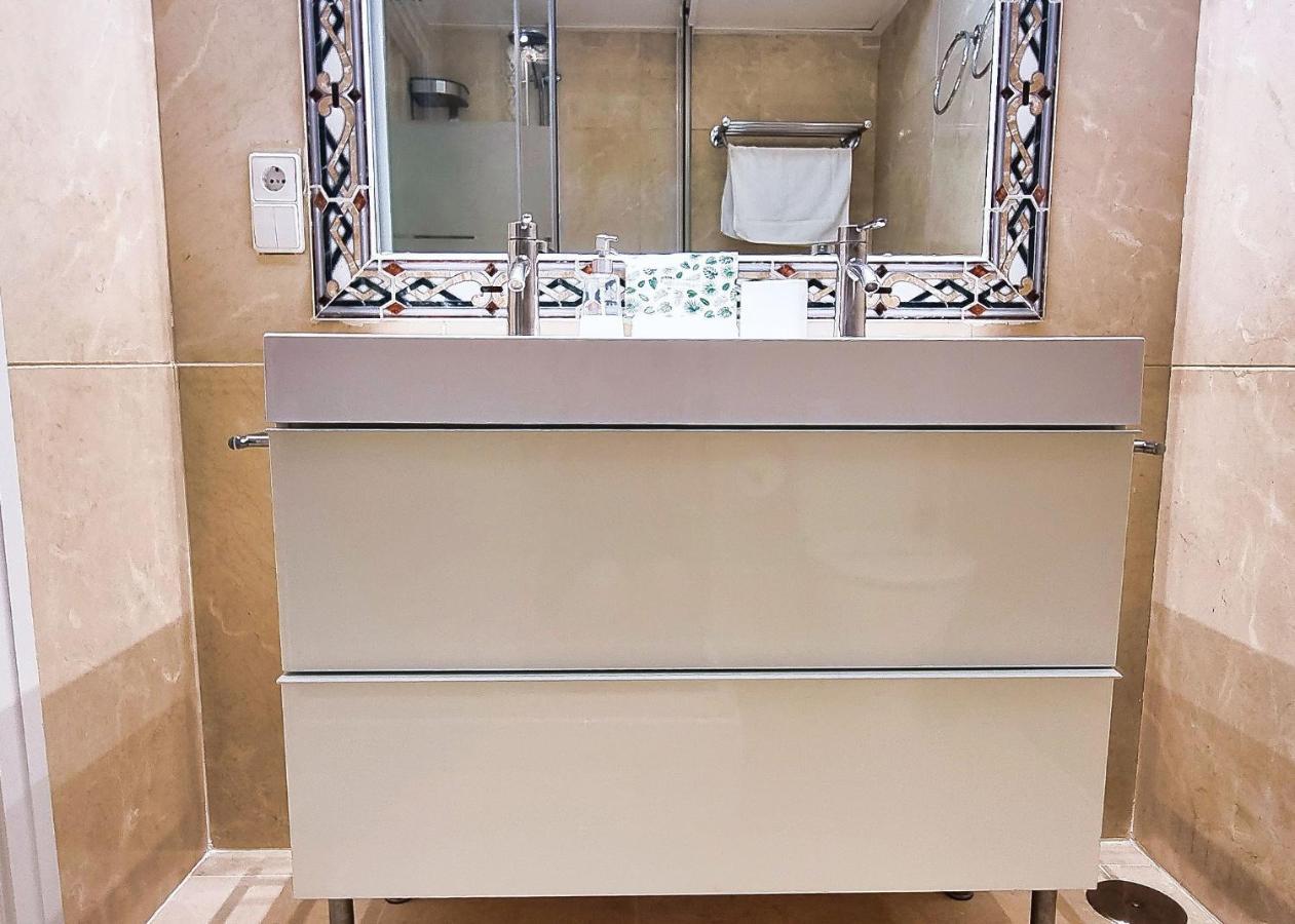 Spacious Renovated 1-bedroom In Center With Free Parking Apartamento